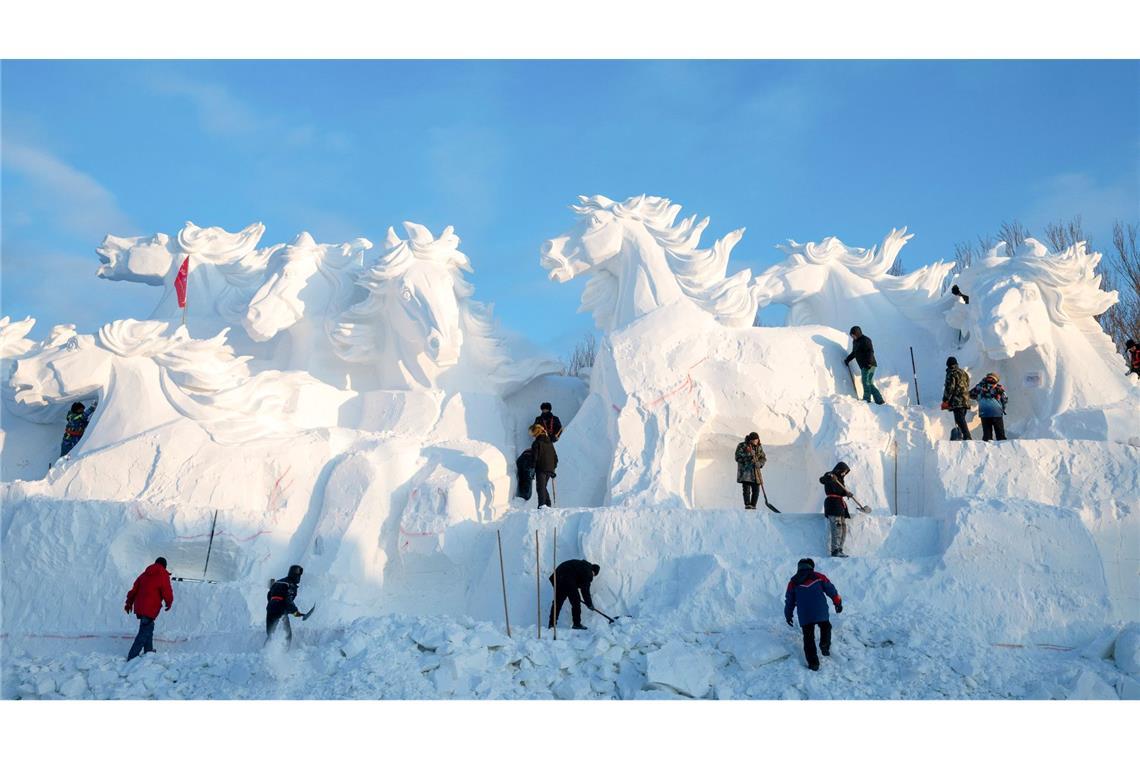 Bilder des Tages Menschen arbeiten an einer riesigen Schneeskulptur in Harbin im Nordosten Chinas. Die 37. Internationale Schneeskulpturenausstellung hat dort begonnen.