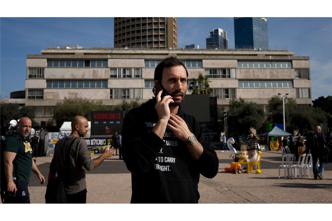 Waffenruhe im Gaza-Krieg begonnen: Erste Geiseln frei Menschen auf dem Platz der Geiseln in Tel Aviv.