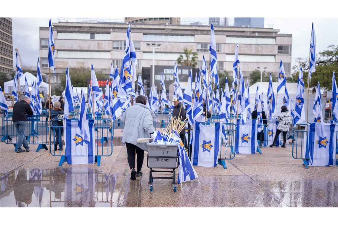 Hamas übergibt tote israelische Geiseln Menschen auf dem Platz der Geiseln in Tel Aviv.