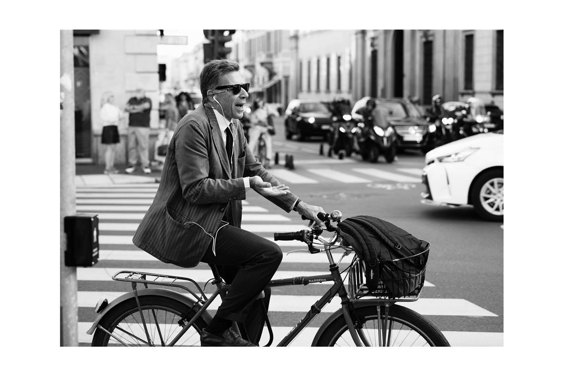 Menschen auf Fahrrädern – ein beliebtes Motiv bei Scott Schuman, hier aus der Via Senato, Mailand, 2023.
