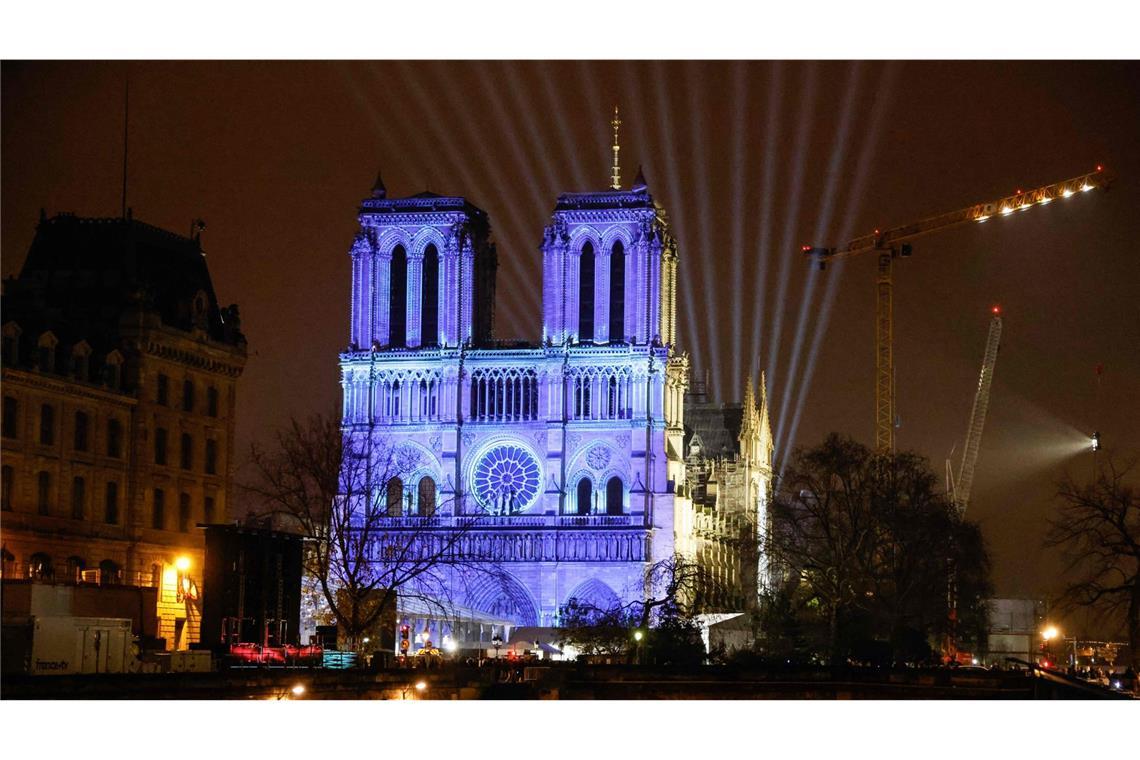 Pariser Kathedrale Notre-Dame öffnet wieder ihre Pforten Menschen aus aller Welt spendeten mehr als 840 Millionen Euro für den Wiederaufbau der frühgotischen Bischofskirche.
