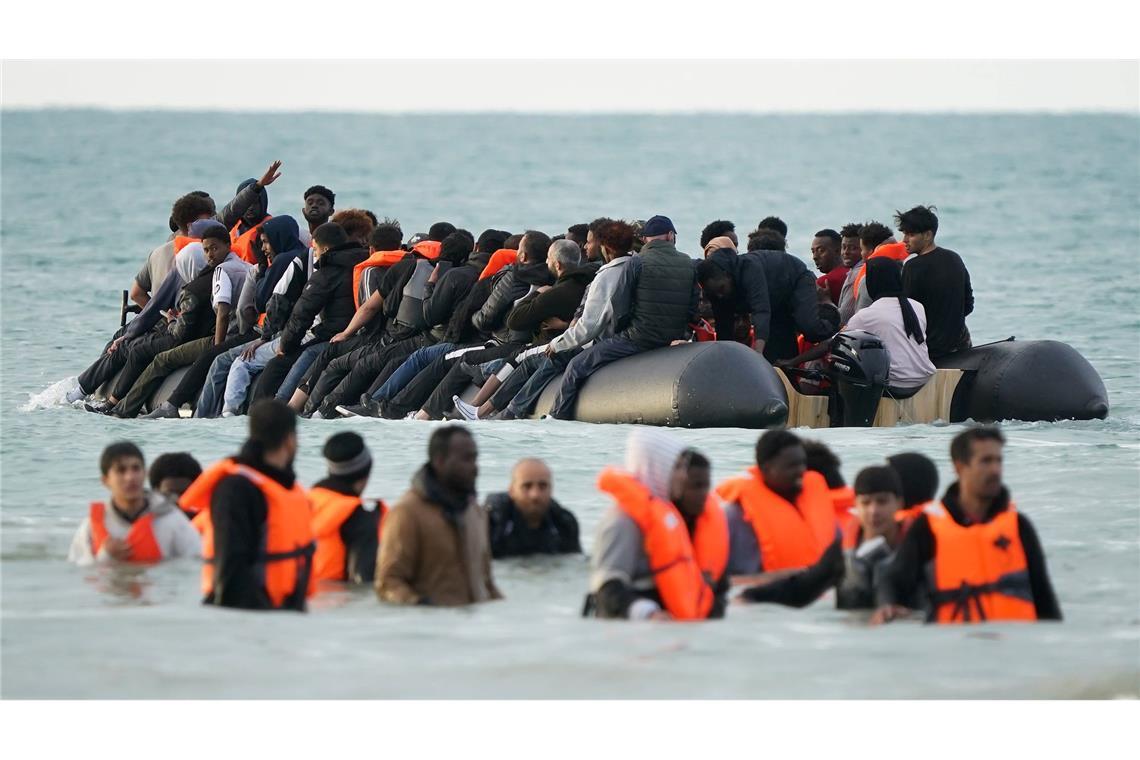 Bilder des Tages Menschen, bei denen es sich vermutlich um Migranten handelt, waten im Meer in Gravelines in Frankreich, nachdem sie erfolglos versucht hatten, an Bord eines kleinen Bootes zu gelangen.
