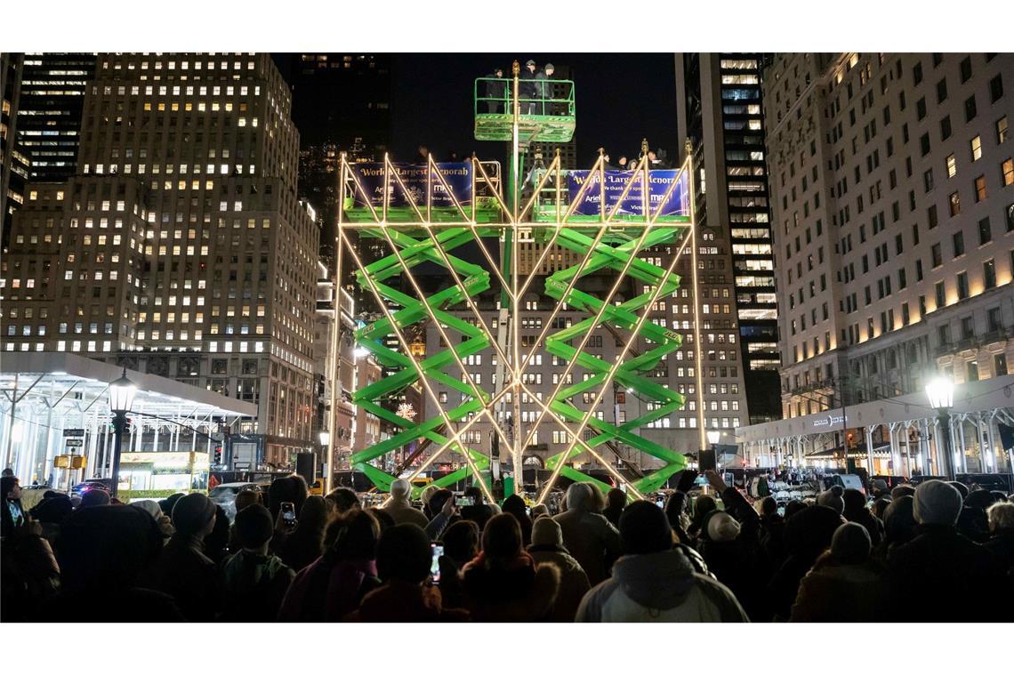 Menschen beobachten das Anzünden der weltgrößten Menora auf der Fifth Avenue.