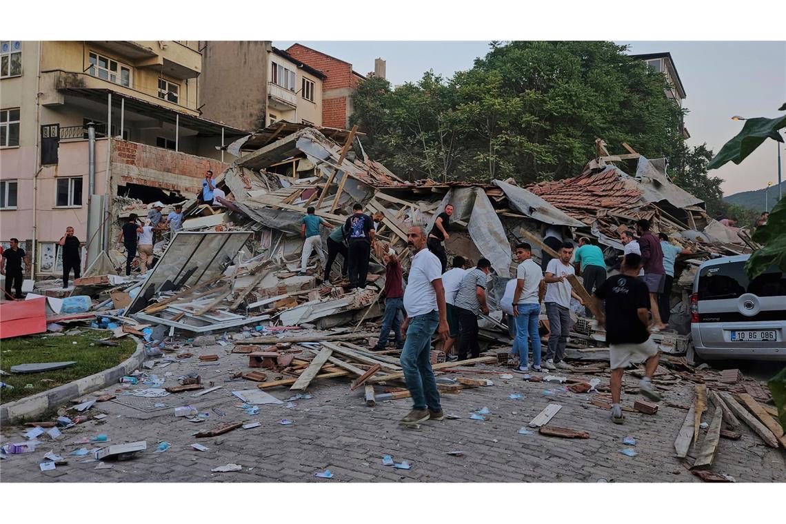 Ein Toter bei Erdbeben der Stärke 6,1 in der Westtürkei Menschen beseitigen in Sindirgi die Trümmer eines eingestürzten Gebäudes.