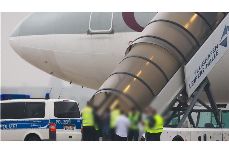 Menschen besteigen ein Flugzeug am Flughafen Leipzig/Halle.