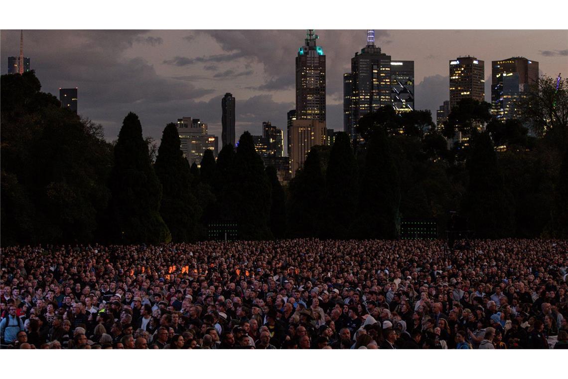 Bilder des Tages Menschen besuchen den Anzac Day-Gottesdienst in der Morgendämmerung am Shrine Of Remembrance in Melbourne.