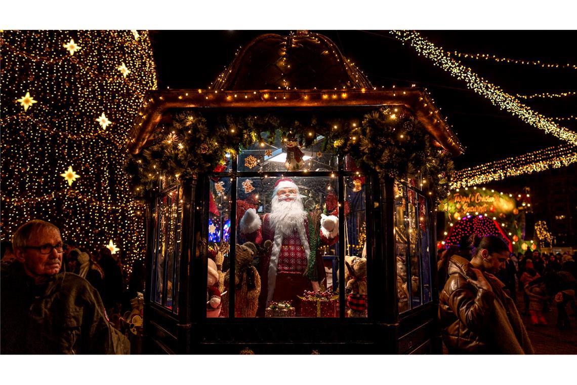 Bilder des Tages Menschen besuchen einen Weihnachtsmarkt in Bukarest.