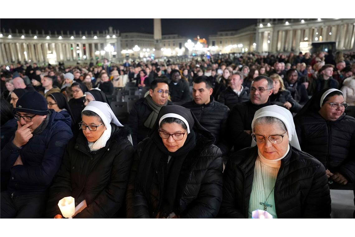 Bilder des Tages Menschen beten für Papst Franziskus auf dem Petersplatz in Rom.