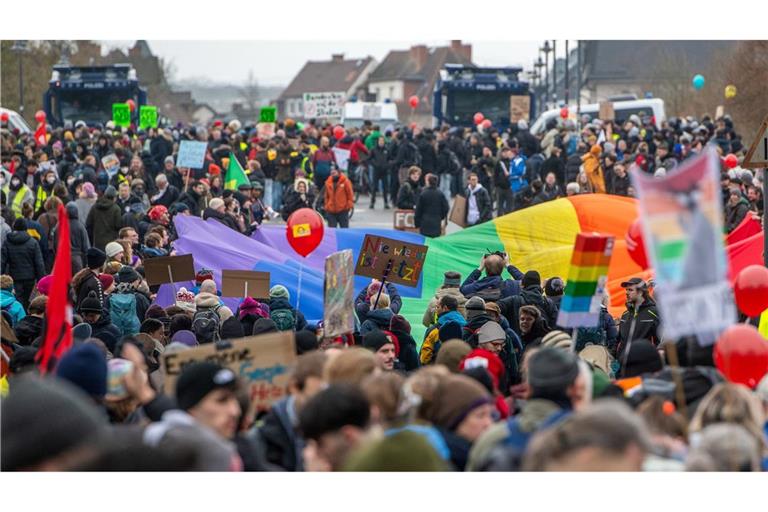 Menschen blockieren die Straßen in der Innenstadt von Gießen am 29. November 2025 bei Demonstrationen gegen die Gründung der neuen AfD-Jugendorganisation.