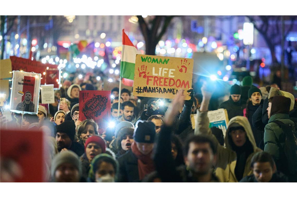 Menschen demonstrieren in Berlin  unter dem Motto „Protest gegen die Todesmaschinerie der Islamistischen Republik Iran“.
