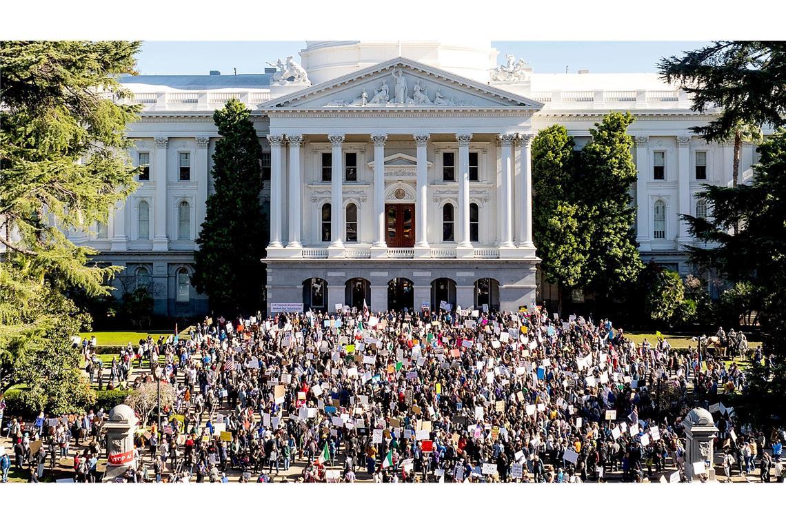 Bilder des Tages Menschen demonstrieren vor dem kalifornischen State Capitol in Sacramento gegen US-Präsident Trump.