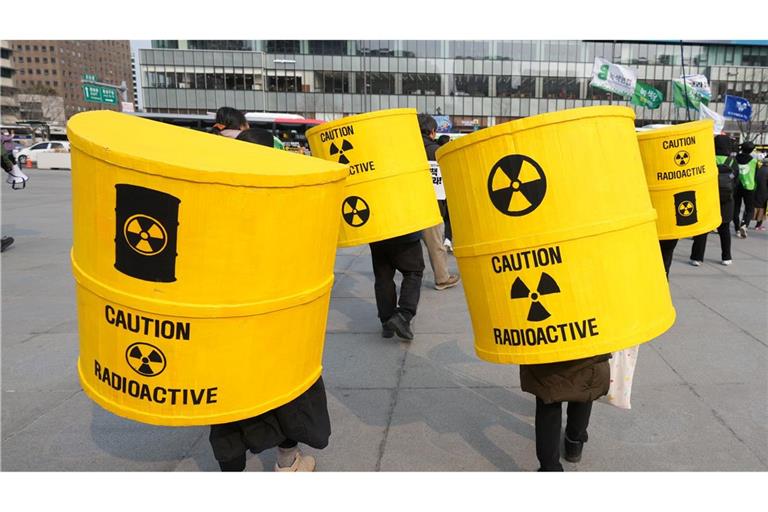 Menschen demonstrieren zum 15. Jahrestag der Atomkatastrophe von Fukushima im südkoreanischen Seoul gegen Atomkraft.