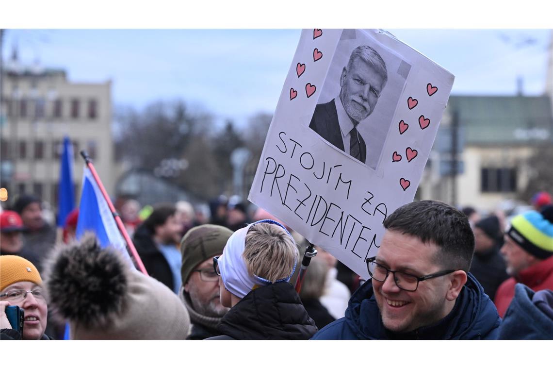 Menschen demonstrieren zur Unterstützung des tschechischen Präsidenten Pavel in Pardubice (Pardubitz), Ostböhmen. Auf dem Schild steht "Ich stehe zum Präsidenten".