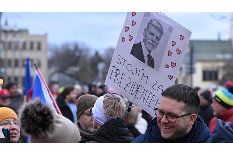 Menschen demonstrieren zur Unterstützung des tschechischen Präsidenten Pavel in Pardubice (Pardubitz), Ostböhmen. Auf dem Schild steht "Ich stehe zum Präsidenten".