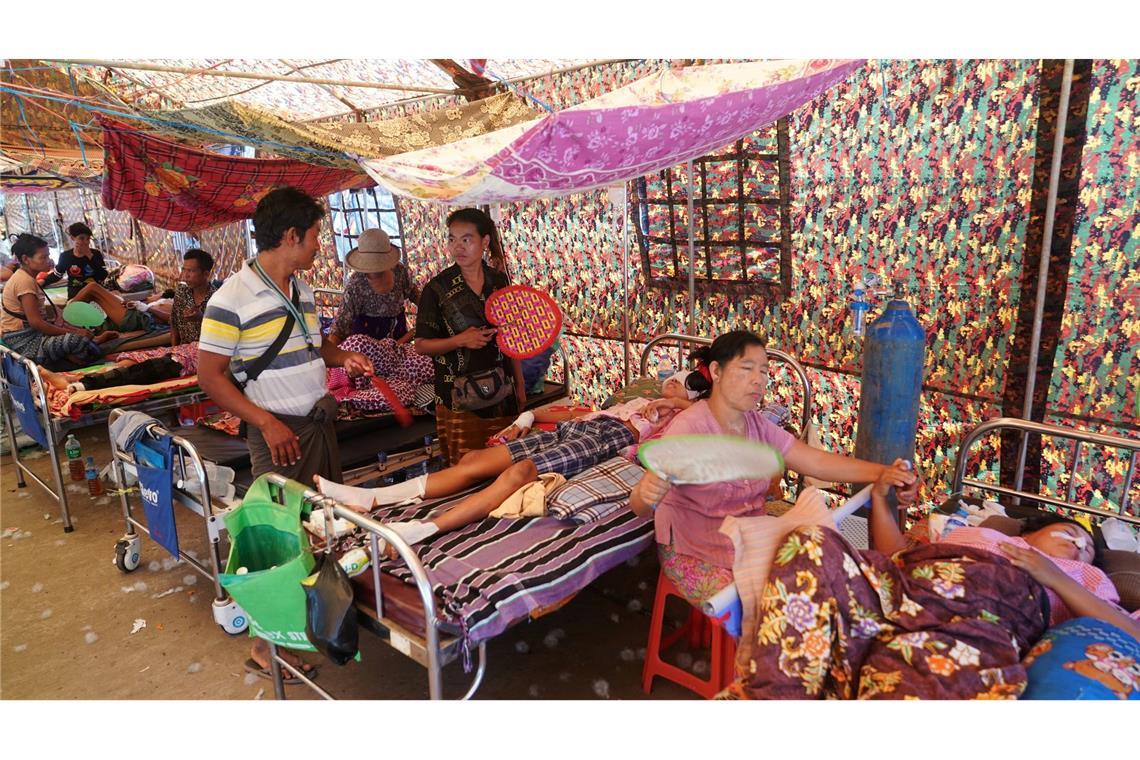 Welthungerhilfe zu Myanmar: "Sandalenretter machen Arbeit" Menschen, die bei dem Erdbeben verletzt wurden, werden in einem Zelt in einem Krankenhaus medizinisch behandelt.