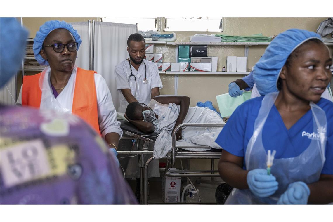 Kongo: Labor mit Ebola-Viren in der Stadt Goma in Gefahr Menschen, die bei den Kämpfen zwischen den M23-Rebellen und den kongolesischen Streitkräften verwundet wurden, werden ins Krankenhaus Cbeca Ndosho in Goma gebracht.