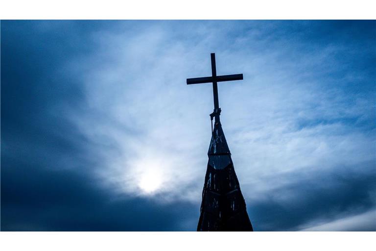 Menschen, die etwa von katholischen Priestern sexuell missbraucht wurden, können bei der Kirche Zahlungen beantragen. (Symbolbild)