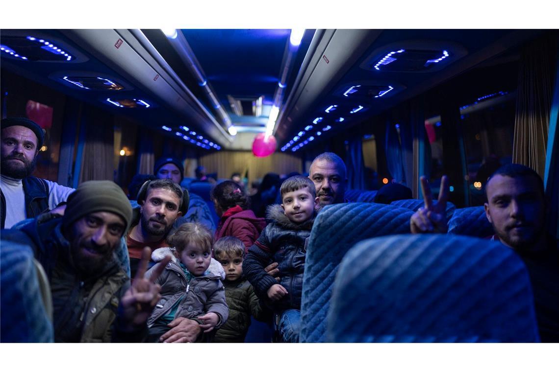 Bilder des Tages Menschen, die während des Bürgerkrieges in Syrien vertrieben wurden, kehren in Damaskus mit dem Bus nach Hause zurück.
