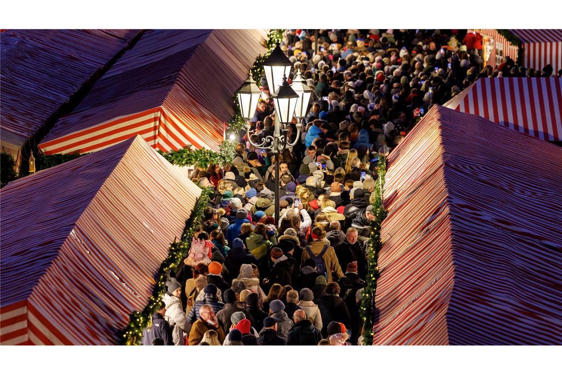 Bilder des Tages Menschen drängen sich über den Nürnberger Christkindlesmarkt.