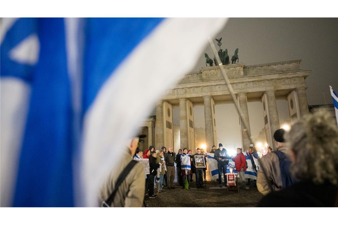 Brandenburger Tor zum Gedenken an 7. Oktober angestrahlt Menschen erinnern am Brandenburger Tor an die Opfer des 7. Oktober.