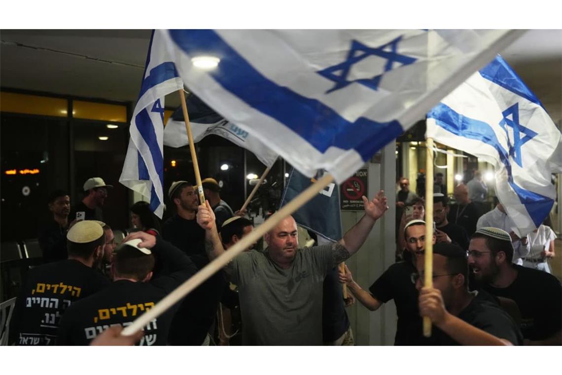 Menschen feiern am Ben-Gurion-Flughafen in der Nähe von Tel Aviv die Rettung und Ankunft ihrer Landsleute.