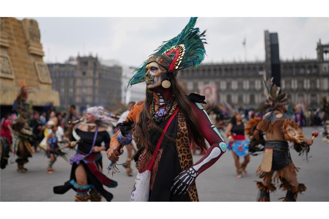 Menschen feiern den Jahrestag der Gründung von Tenochtitlan, dem heutigen Mexiko-Stadt.