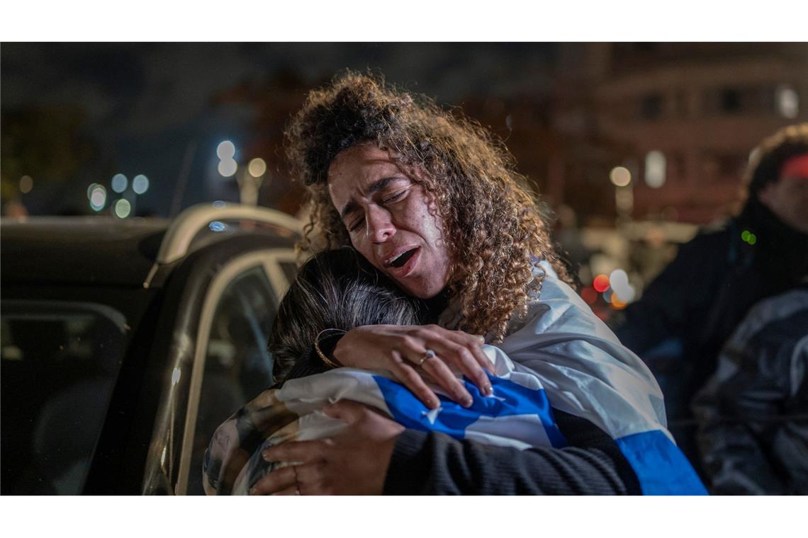 Bilder des Tages Menschen feiern die Ankunft befreiter israelischer Geiseln in Ramat Gan nach ihrer Freilassung aus der Gefangenschaft der Hamas im Gazastreifen.