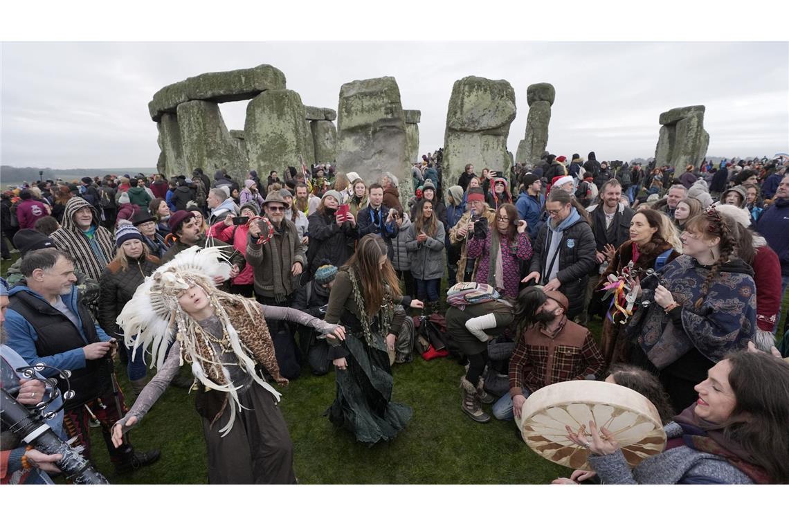 Menschen feiern die Wintersonnenwende am prähistorischen Monument von Stonehenge.