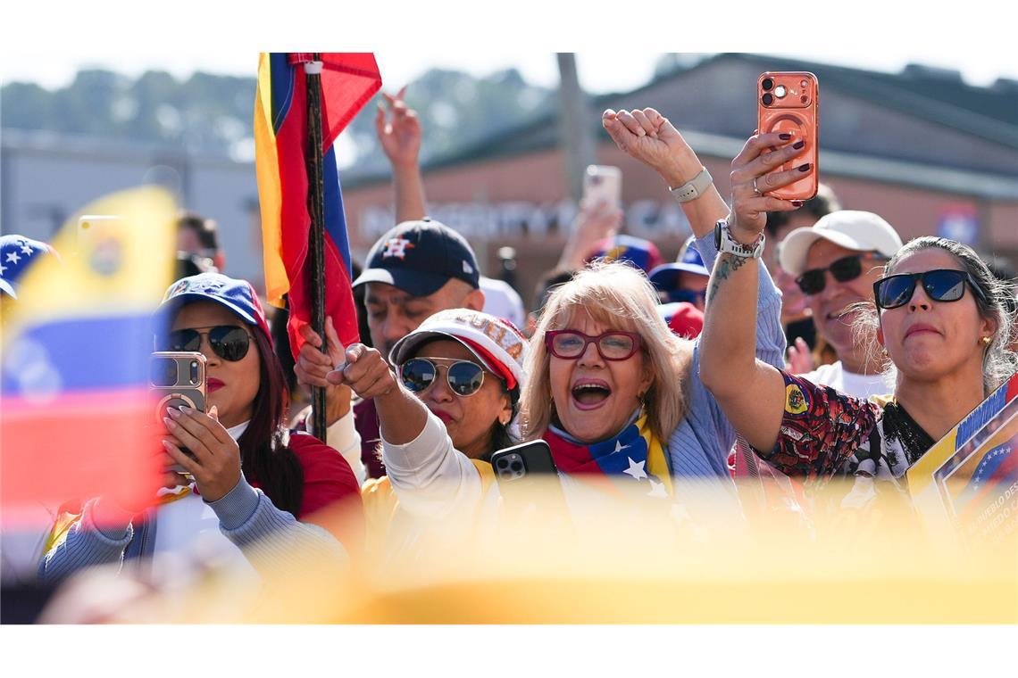 Menschen feiern in Texas die Absetzung des venezolanischen Präsidenten Nicolás Maduro.