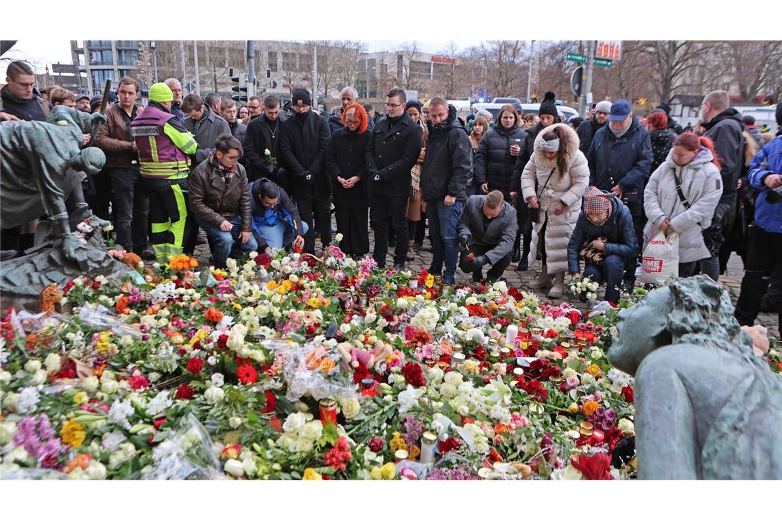 Weihnachtsmarkt-Attacke in Magdeburg - Was wir wissen Menschen gedenken der Opfer und Verletzten nach der Todesfahrt.
