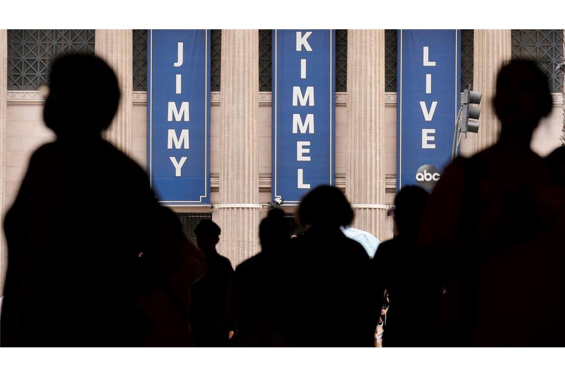 Menschen gehen am Studio der Talkshow "Jimmy Kimmel Live!" auf dem Hollywood Boulevard in Los Angeles vorbei.