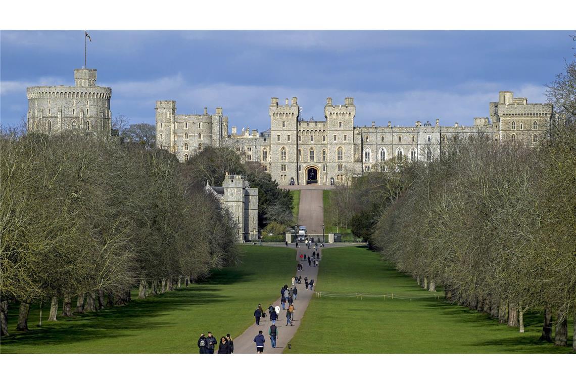 Diebe stehlen Fahrzeuge aus Windsor Menschen gehen auf dem sogenannten Long Walk zu Schloss Windsor. (Archivbild)