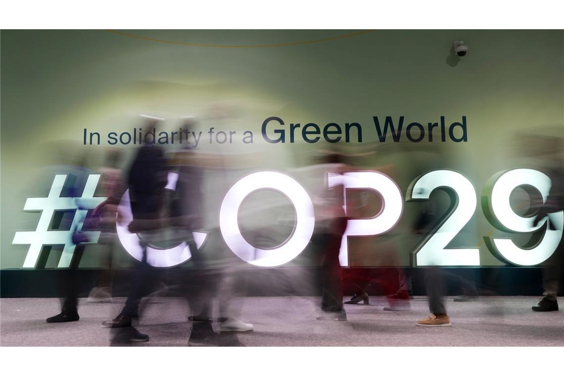 Bilder des Tages Menschen gehen durch das Konferenzgebäude in dem der UN-Klimagipfel COP29 statt findet.