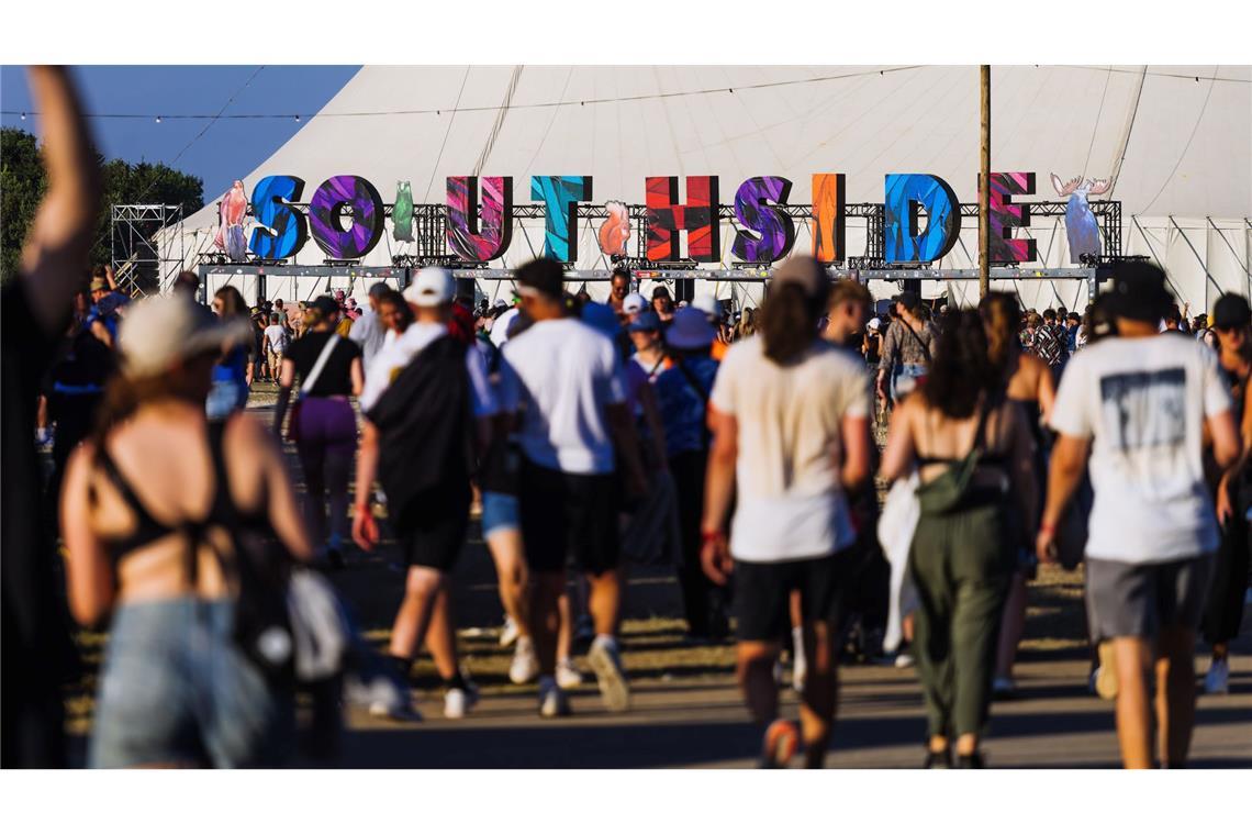 Bilder des Tages Menschen gehen über das Gelände des Southside Festivals.