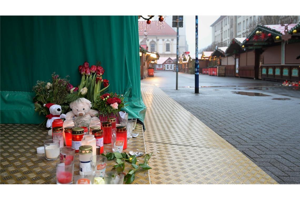 Stille Weihnachten - Trauer nach Anschlag in Magdeburg Menschen haben Blumen, Kerzen und Plüschtiere niedergelegt.