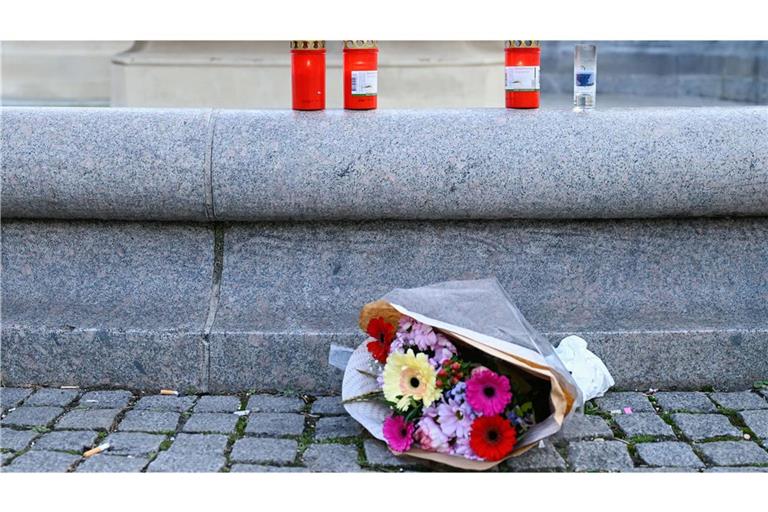 Menschen haben nach der Amokfahrt an vielen Stellen in Mannheim Blumen niedergelegt.