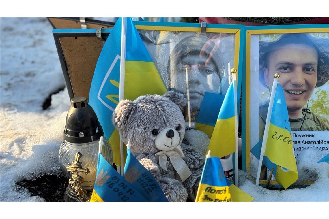 Kaffee, Tee und Wut auf Trump Menschen haben vor die Fotos von zwei gefallenen Soldaten einen Teddybär gestellt.