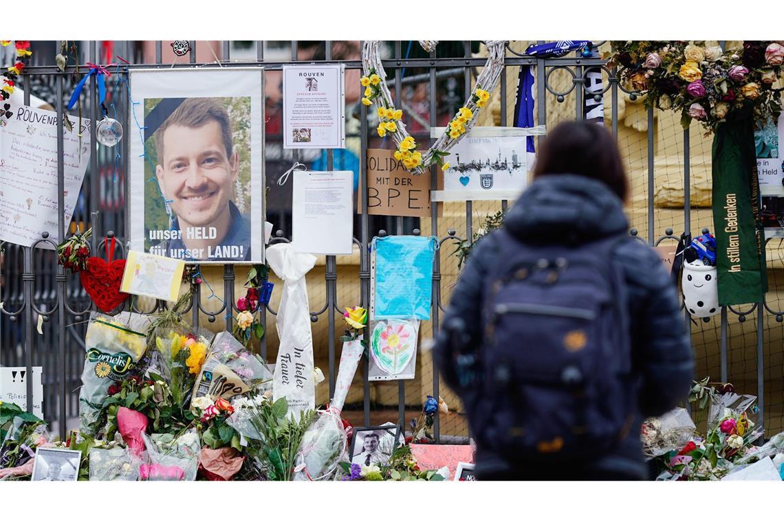 Selbstmordanschlag in Mannheim? Menschen haben zum Gedenken an Rouven Laur am Tatort auf dem Mannheimer Marktplatz niedergelegt. „Bis heute werden Kerzen entzündet und Blumen gebracht“, sagt ein Arzt des nahe gelegenen Gesundheitsamts der Stadt.