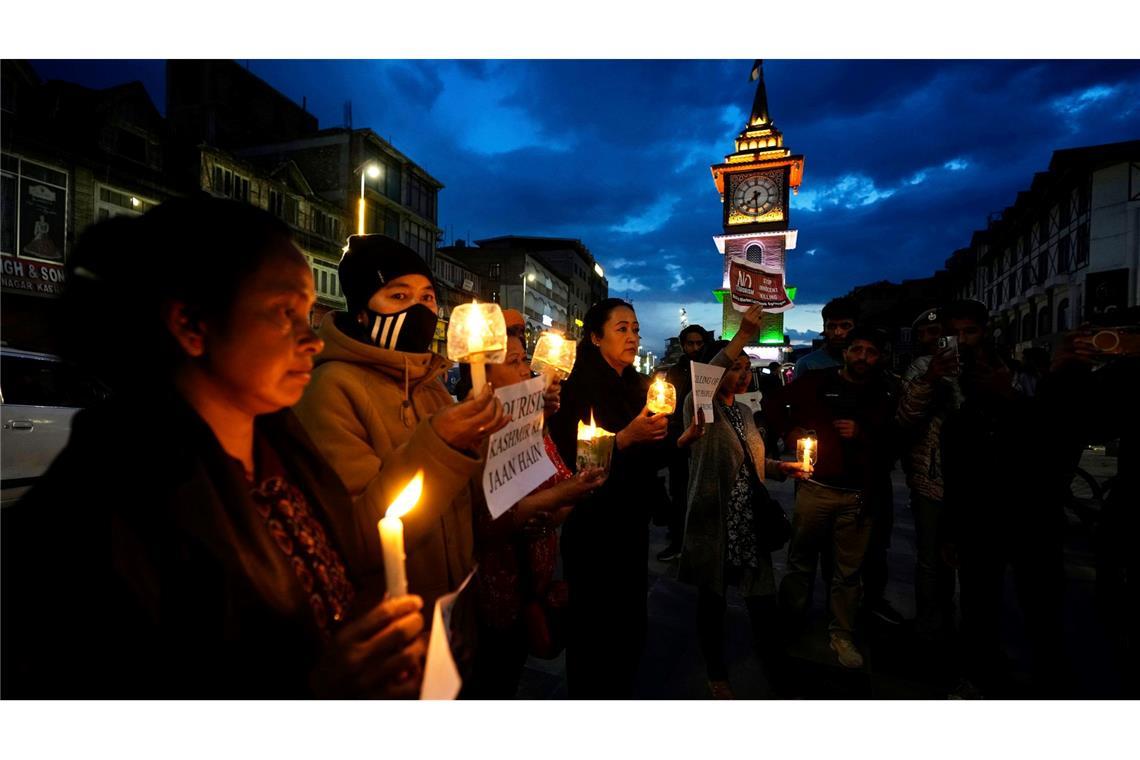Bilder des Tages Menschen halten Kerzen in Srinagar, im indisch kontrollierten Kaschmir, einen Tag nach einem Anschlag, bei dem auch viele Touristen getötet wurden.