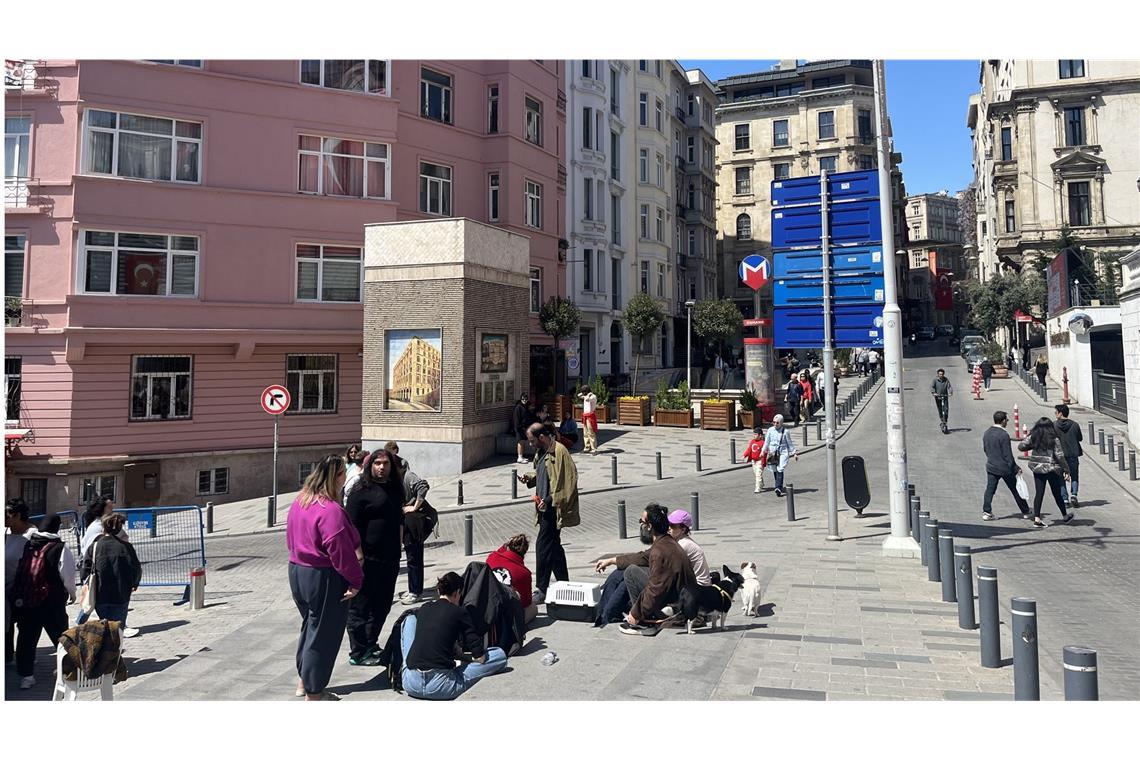 Metropole auf wackligem Grund - Istanbul lebt mit der Angst Menschen harren aus Furcht vor weiteren Nachbeben teilweise mit ihren Haustieren im Freien aus. (Archivbild)
