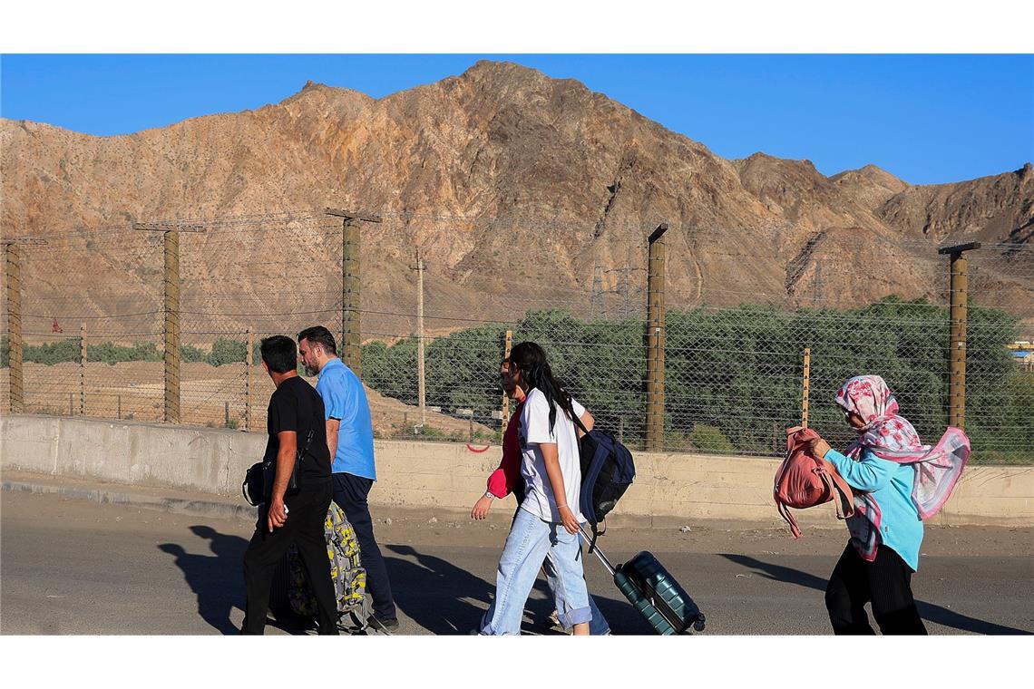 Bilder des Tages Menschen, hauptsächlich Iraner, die das Land aufgrund der israelischen Angriffe auf den Iran verlassen haben, gehen mit leichtem Gepäck am Grenzübergang an der armenisch-iranischen Grenze in der Nähe des Dorfes Agarak in der Gemeinde Meghri in der Provinz Syunik im Süden Armeniens.