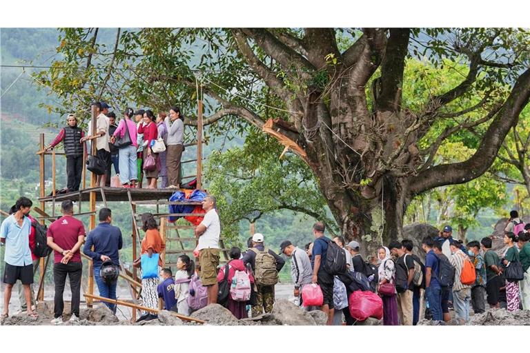 Menschen im Katastrophengebiet in Nepal warten darauf, in eine provisorische Seilbahn besteigen zu können. 