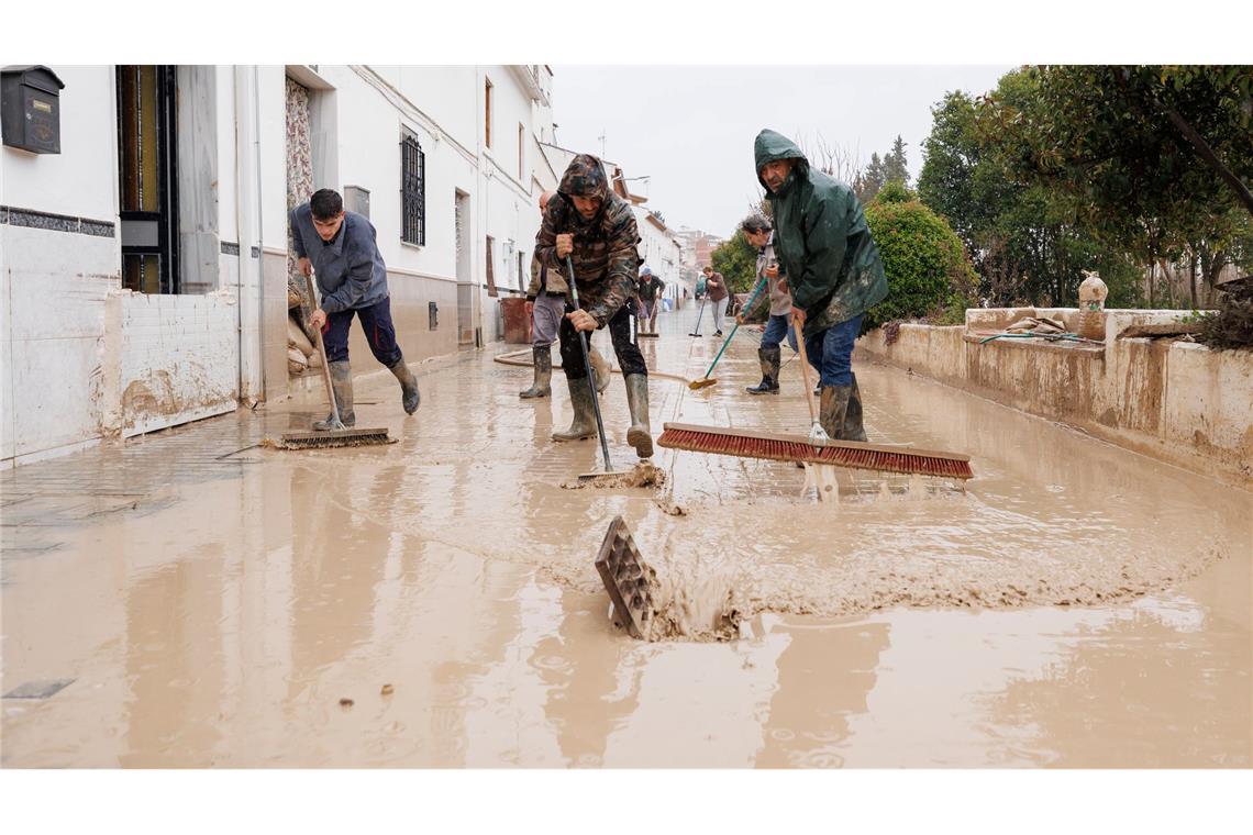 Menschen im südspanischen Andalusien reinigen Straßen nach dem Sturmtief "Leonardo". Am Samstag folgte schon das nächste Atlantiktief "Marta".