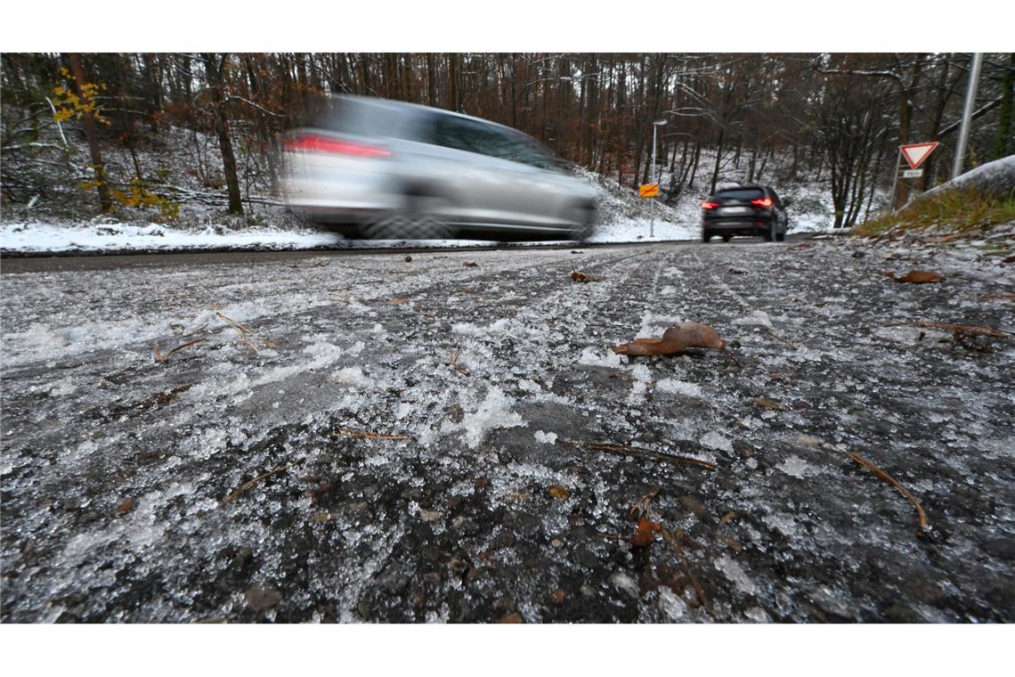 Sinkende Temperaturen und Glättegefahr im Südwesten Menschen im Südwesten müssen sich auf Regen und Kälte einstellen. (Symbolbild)