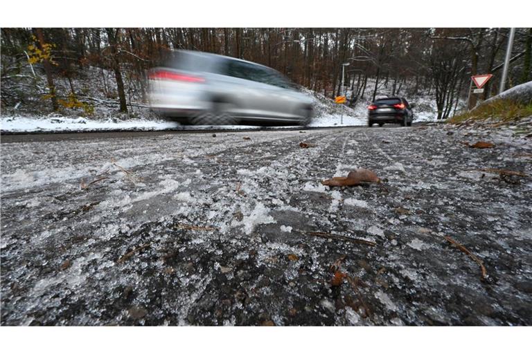 Menschen im Südwesten müssen sich auf Regen und Kälte einstellen. (Symbolbild)