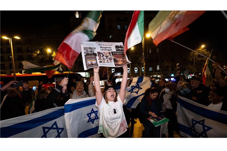 Menschen in Barcelona schwenken Fahnen von Israel und Iran – sie fordern einen „Regimewechsel“.
