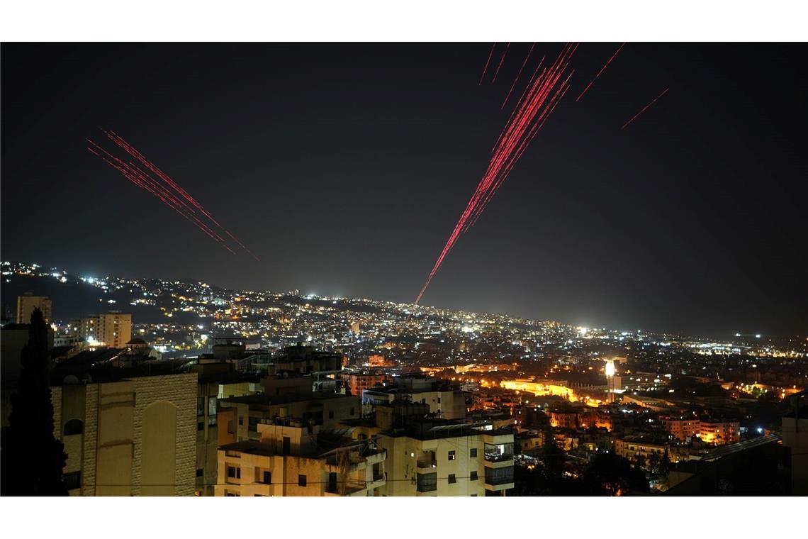 Menschen in Beirut jubeln vor Freude.