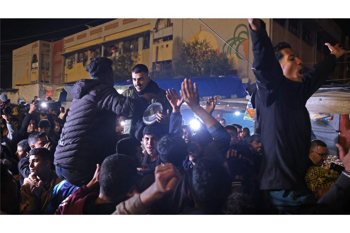 Gaza-Deal steht – Was ist erreicht, wie geht es weiter? Menschen in Gaza feierten am Mittwoch die Berichte über eine bevorstehende Waffenruhe zwischen Israel und der Hamas.