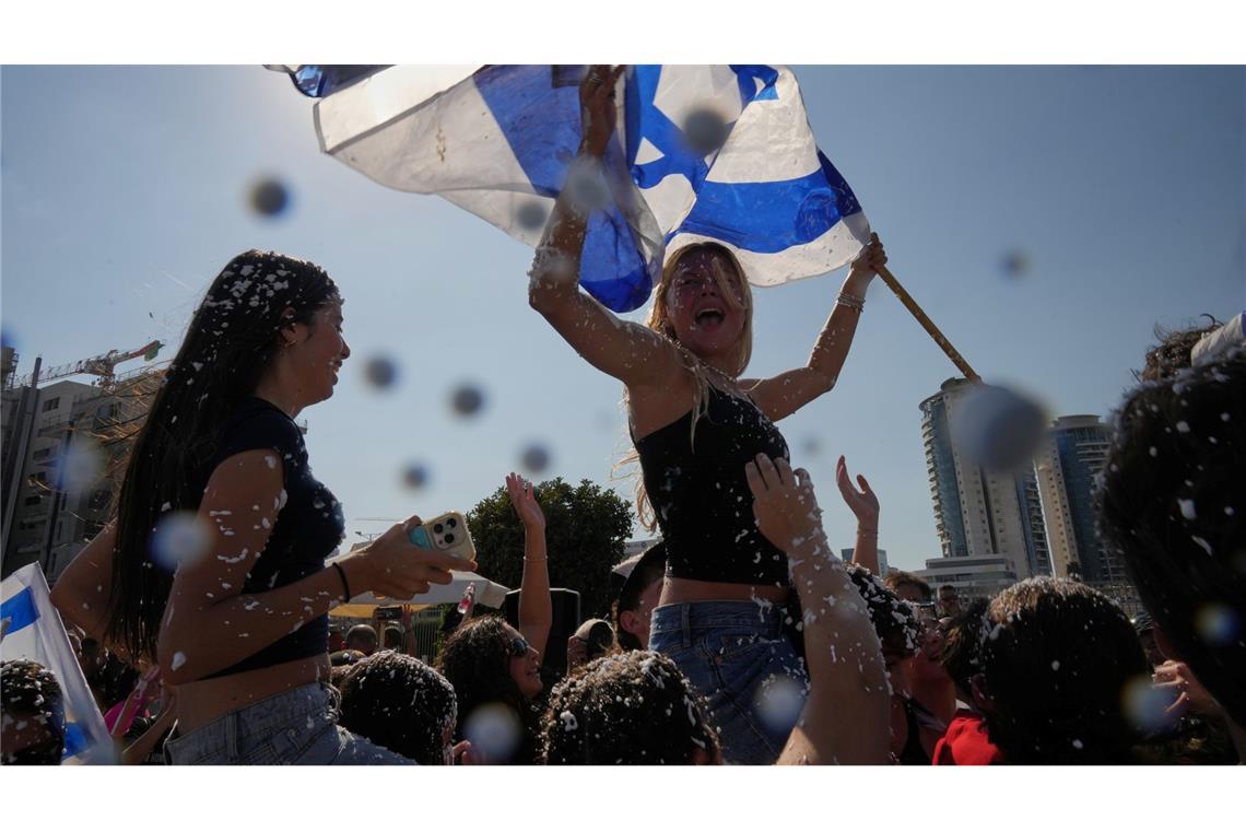 Menschen in Israel feiern die Rückkehr der Geiseln.