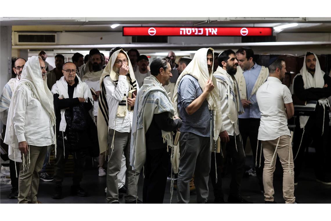 Menschen in Israel harrten in Schutzräumen aus.